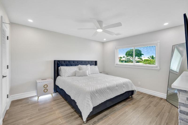 NEW Palm Tree Paradise -Close To The Beach! Beautiful Heated Pool! - image 10