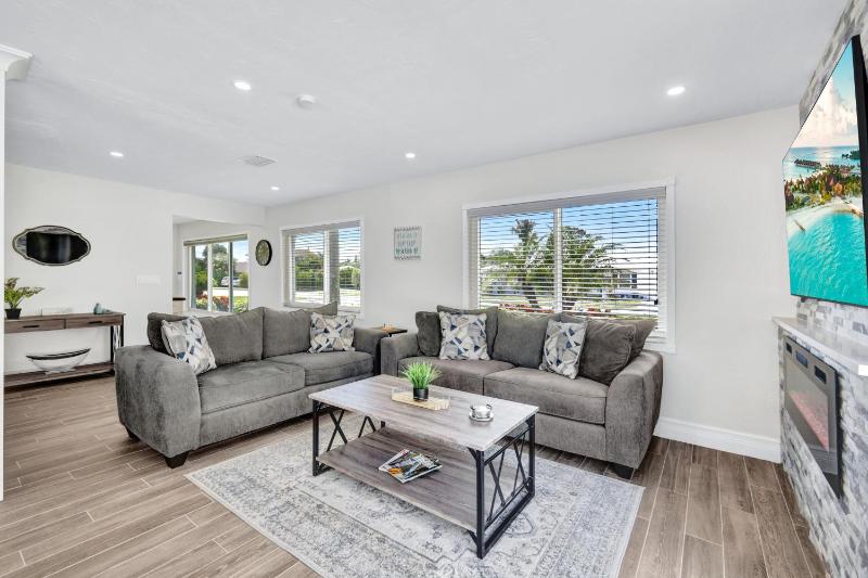 NEW Palm Tree Paradise -Close To The Beach! Beautiful Heated Pool! - image 16