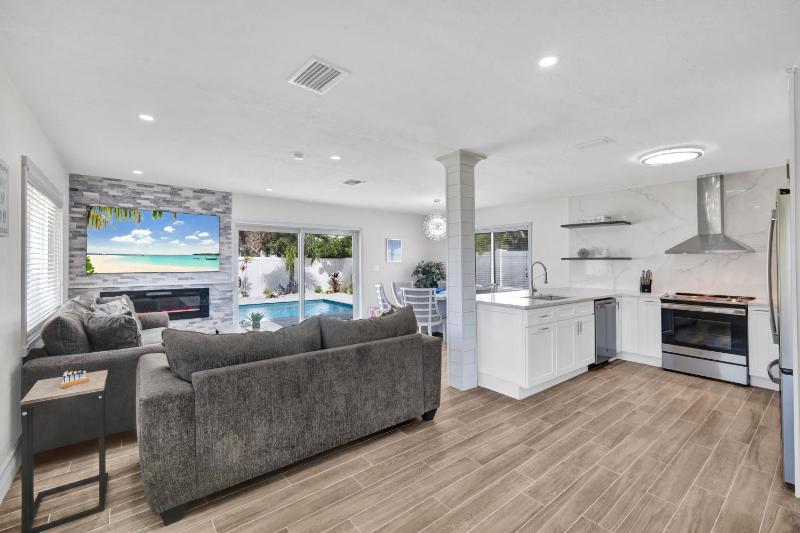 NEW Palm Tree Paradise -Close To The Beach! Beautiful Heated Pool! - image 31