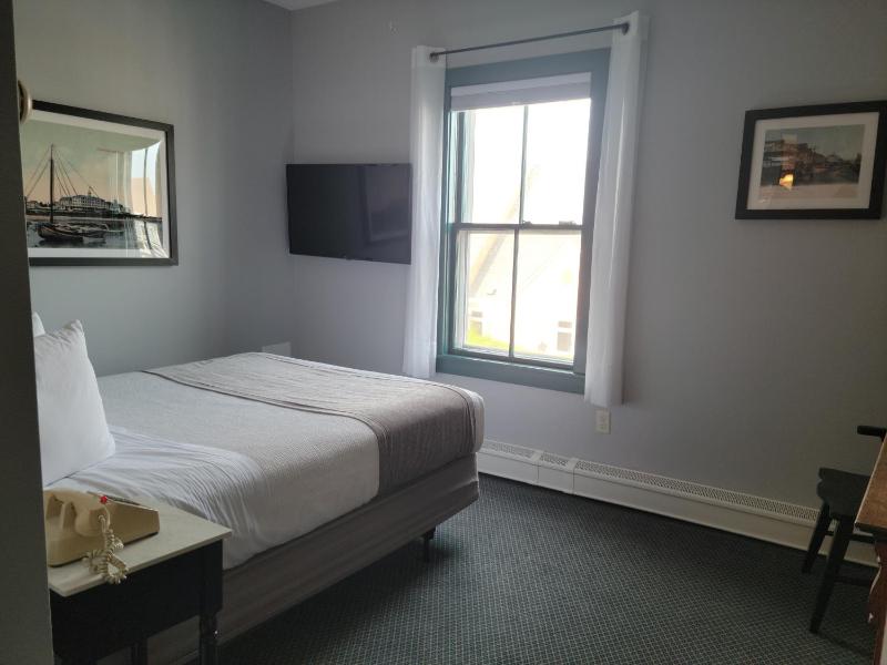 Queen Room image 1