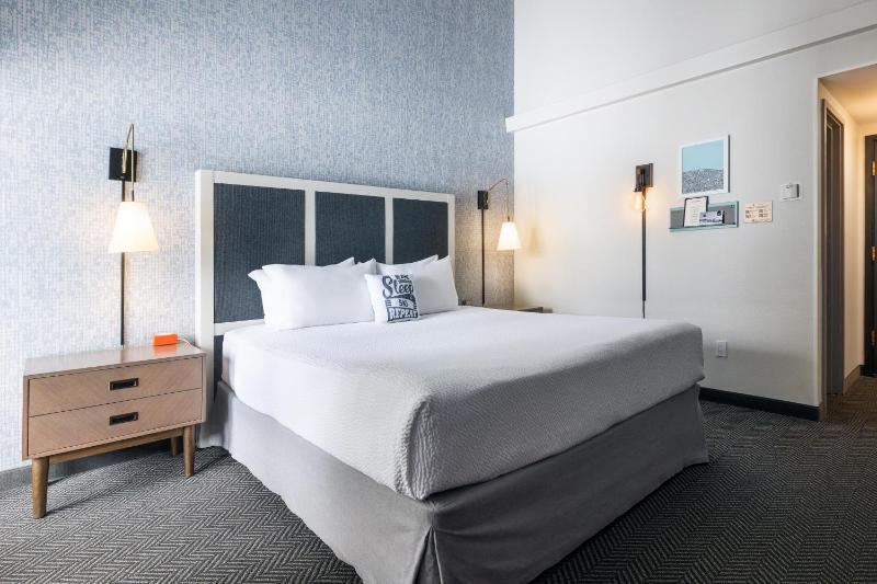 Queen Room - Disability Access image 4
