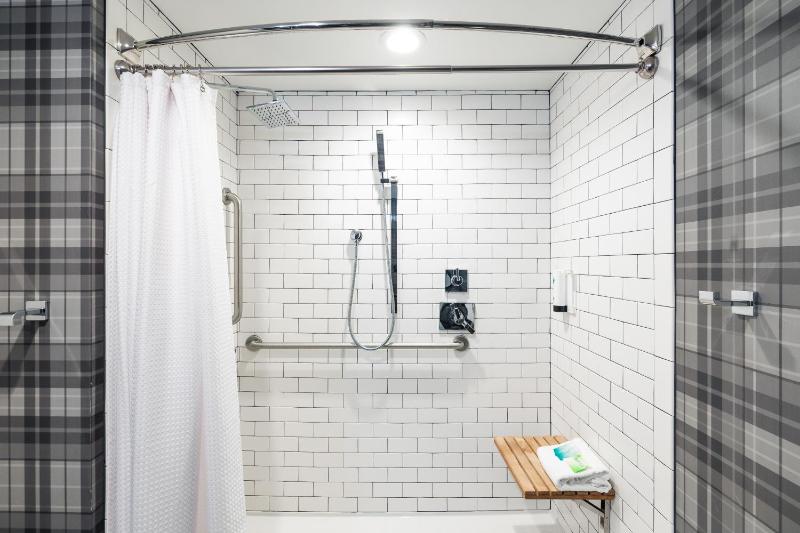 Queen Room - Disability Access image 2