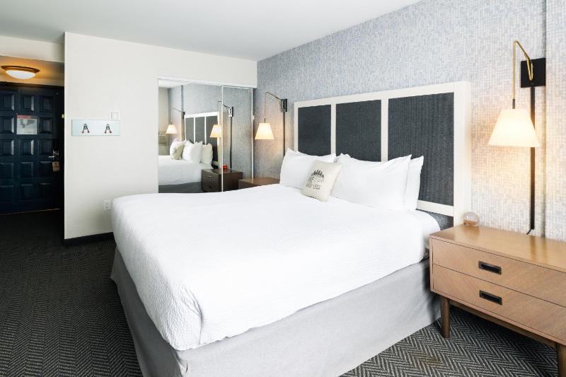 King Room with Mountain View image 4