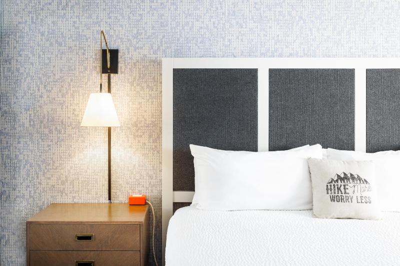 King Room with Mountain View image 3