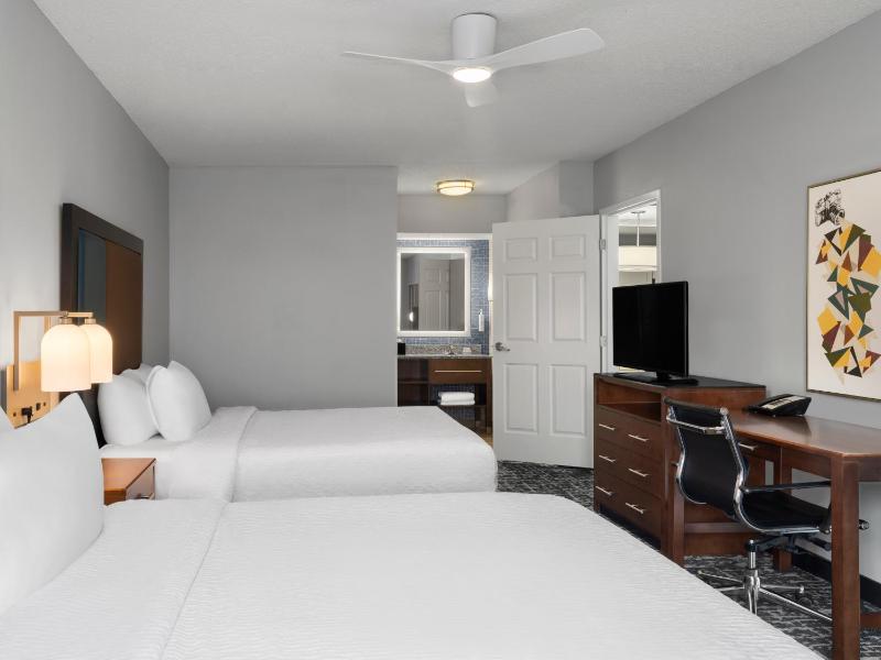 One-Bedroom Queen Suite with Two Queen Beds - Non-Smoking image 3