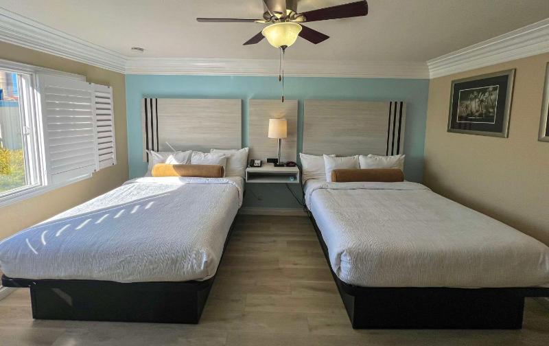 Queen Room with Two Queen Beds image 3