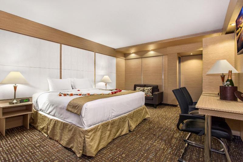 Ocean Beach Palace Hotel and Suites - image 4