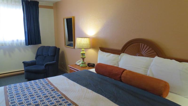 Deluxe King Room image 2