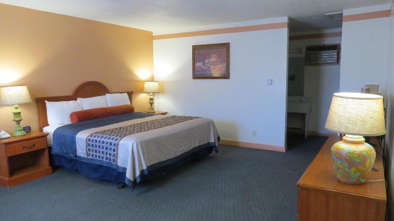 King Room - Non-Smoking image 3