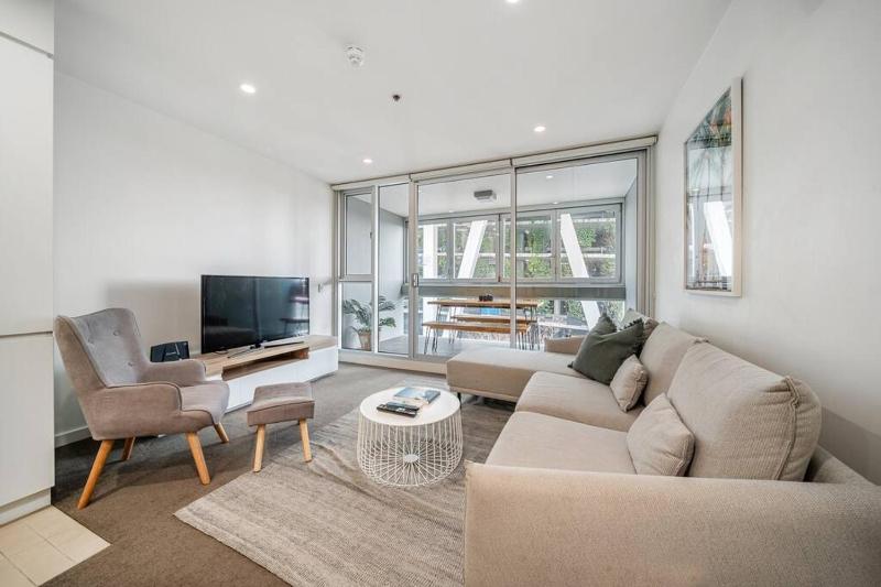Bliss at Balfours - CBD Escape with Pool & Hot Tub - image 11