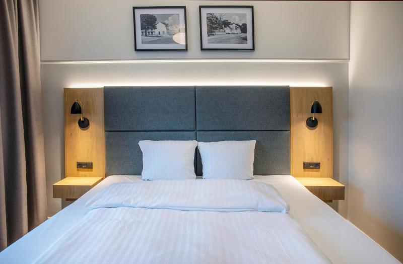 Standard Double Room image 4