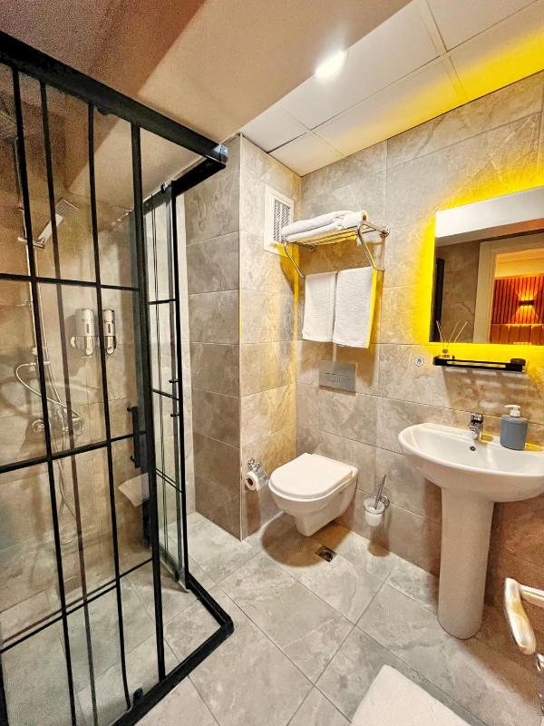 Quadruple Room image 2