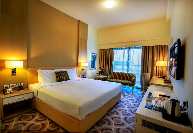 Guest Room - Complimentary Shuttle Bus to Beach & Mall of the Emirates image 3