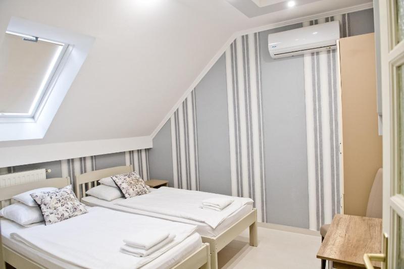 Standard Twin Room image 1
