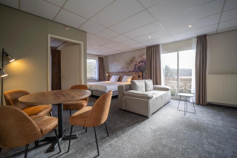 Family Room image 3