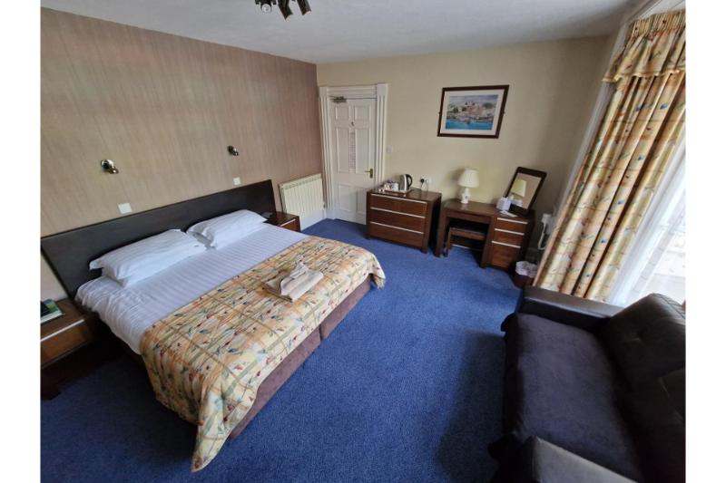 Standard Double Room image 3