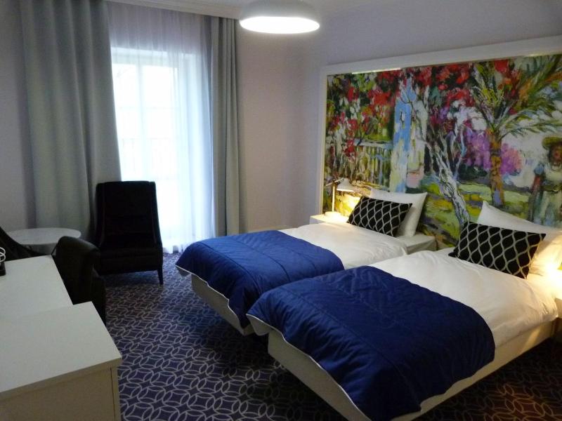 Double Room with Balcony image 4