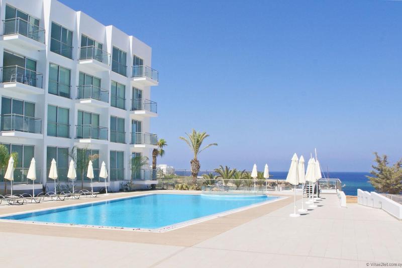 Austin - Coralli Beachfront Apartment - image 3