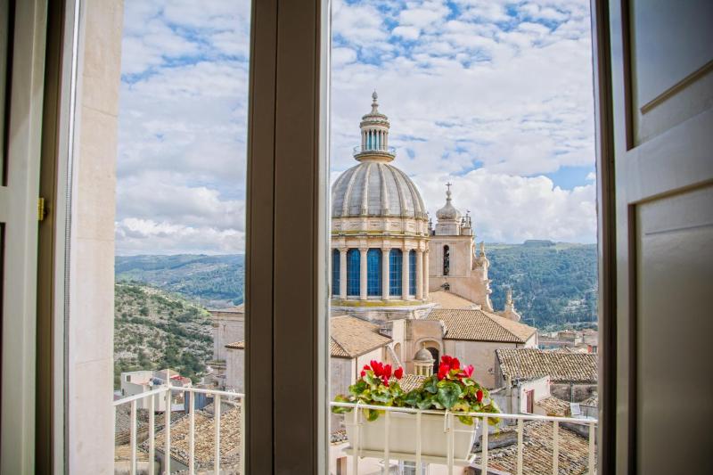 Deluxe Double or Twin Room with City View image 1