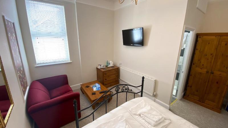 Double Room image 3