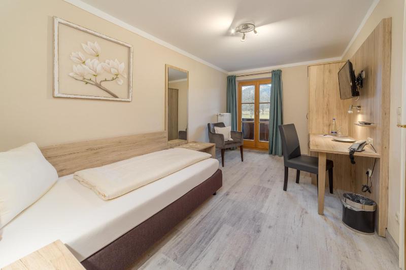 Deluxe Single Room with Balcony image 3