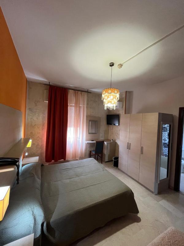 Double Room image 4