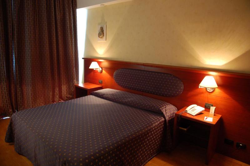 Classic Double or Twin Room image 4