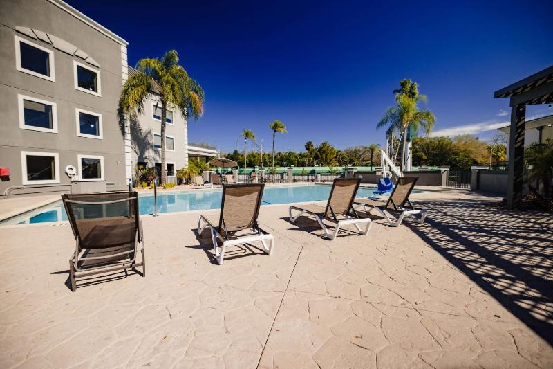 La Quinta Inn & Suites by Wyndham Tampa-Near Busch Gardens - image 16