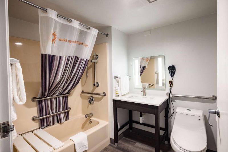 La Quinta Inn & Suites by Wyndham Tampa-Near Busch Gardens - image 35