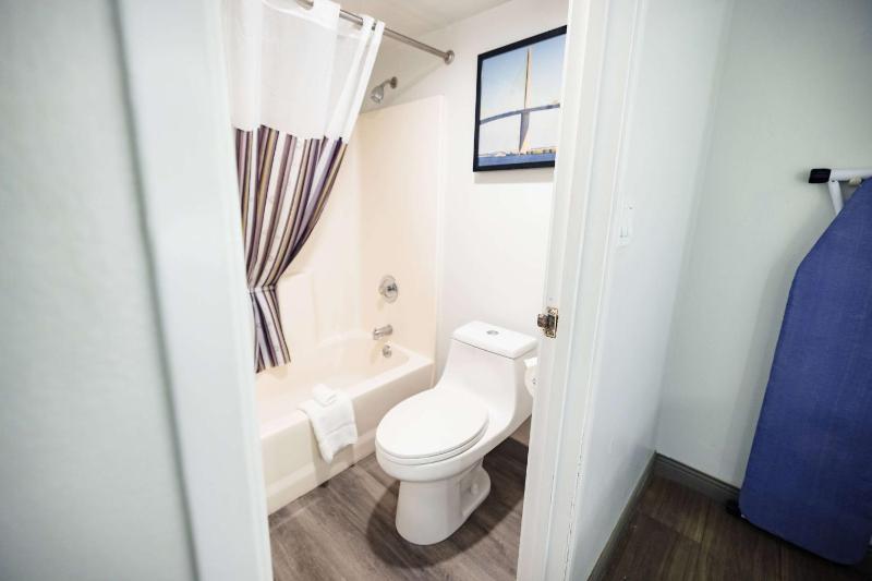 La Quinta Inn & Suites by Wyndham Tampa-Near Busch Gardens - image 15