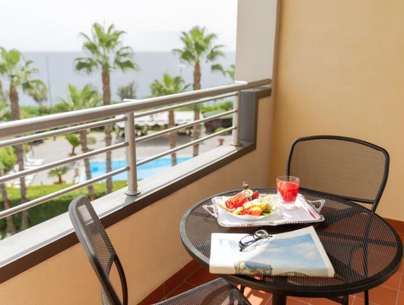Deluxe Double or Twin Room with Sea View image 3
