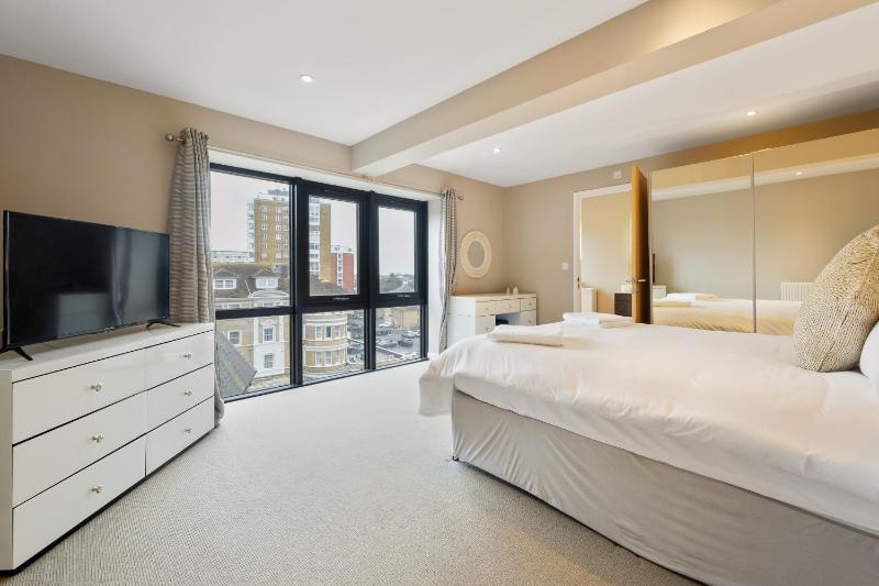 Westcliff Penthouse with Sea Views and Balcony - image 8