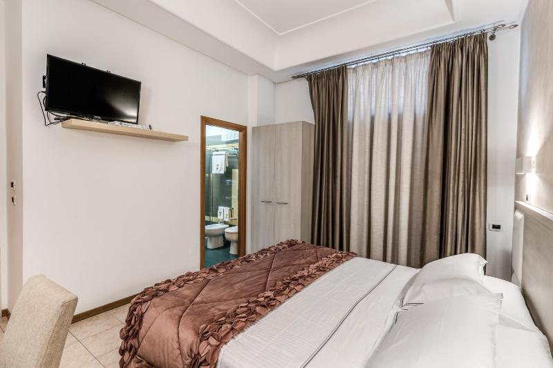Classic Single Room image 4
