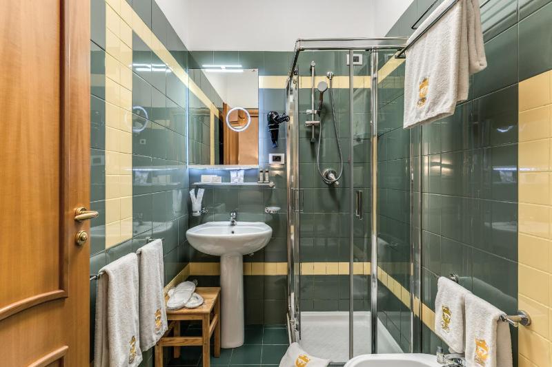 Double Room image 3