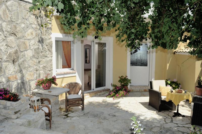 Nikatsas Apartment No 4 - image 12