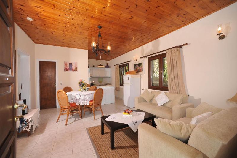 Nikatsas Cottage No 3 - image 2