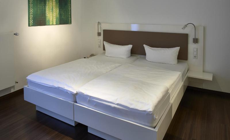 Double Room image 3