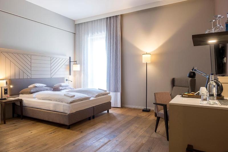 Classic Double Room image 4