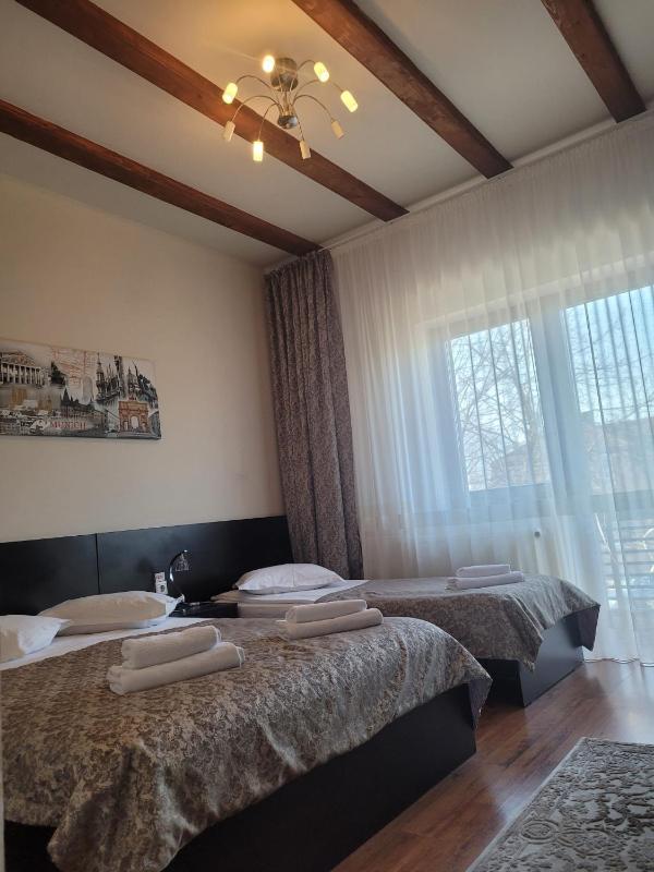 Triple Room with Balcony image 4