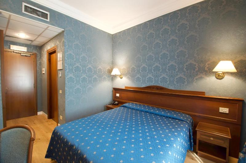 Standard Double or Twin Room image 4