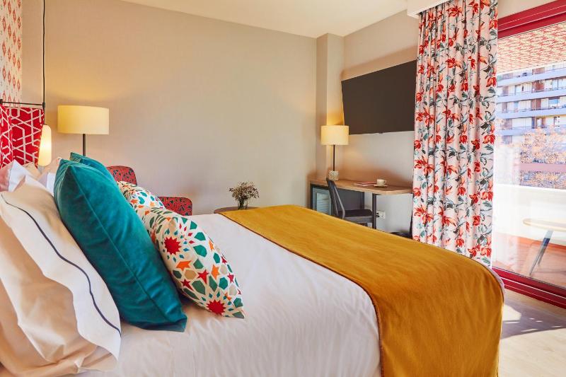 Comfort Double Room with terrace and city views image 1