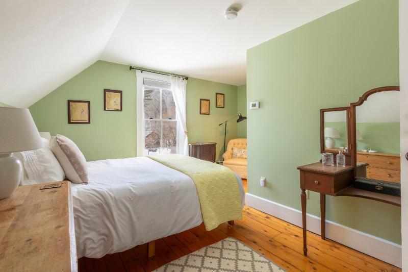Standard Queen Room image 3