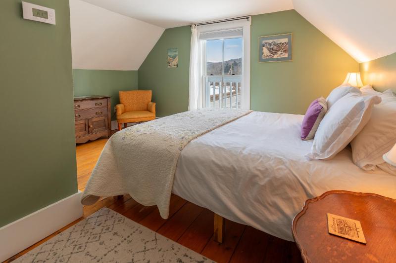 Standard Queen Room image 4