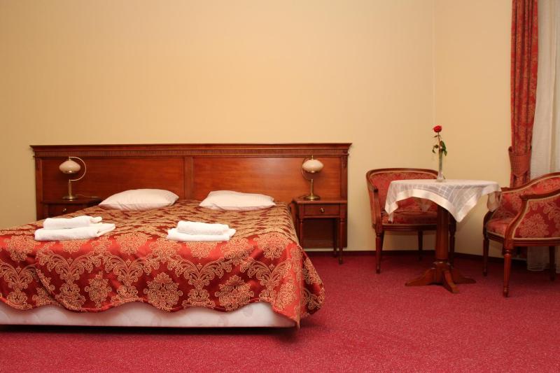 Twin Room image 4