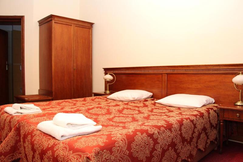 Twin Room image 3