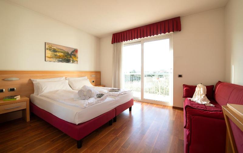 Standard Triple Room image 1