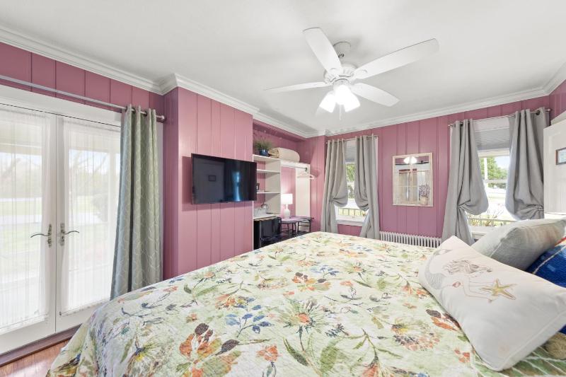 King Room with Garden View image 3