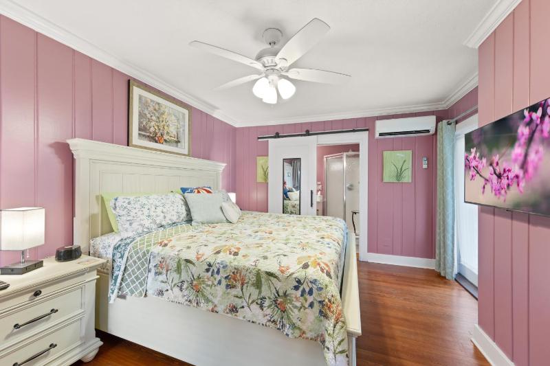 King Room with Garden View image 4