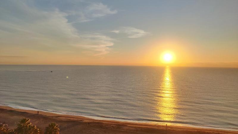 BEACHFRONT -- NEW LUXURY Apartment -- 1ª Linea Playa -- Fuengirola CITY CENTER -- Private PARKING -- Panoramic Sea Views -- - image 6