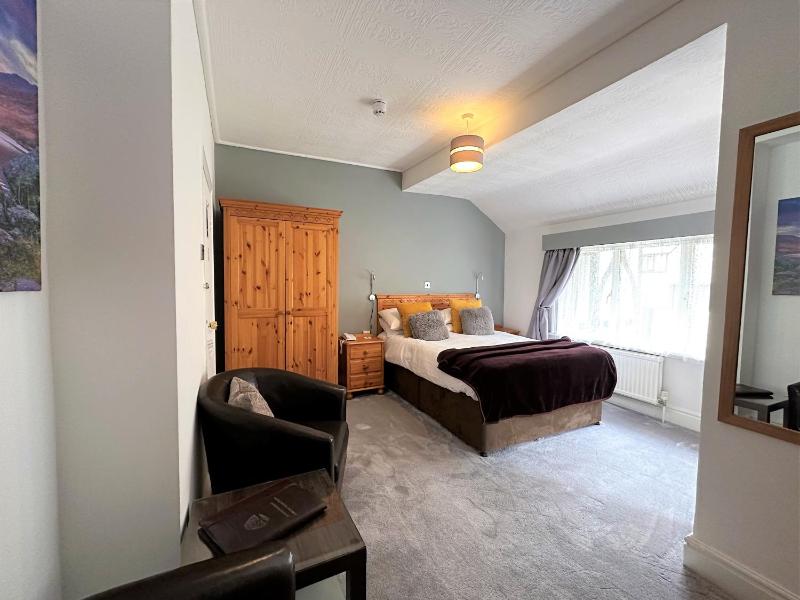 Standard Double Room image 3